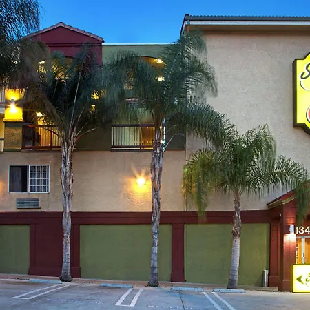 Super 8 By Wyndham Los Angeles Downtown